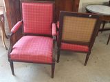 une paire de fauteuils rembourrés roses et marron placés devant un meuble en bois