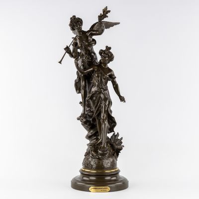 une statue en bronze d'une femme tenant un oiseau sur un piédestal