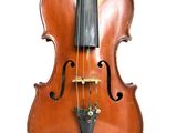 un vieux violon posé sur une surface blanche
