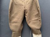 un gros plan sur un pantalon suspendu à une corde à linge