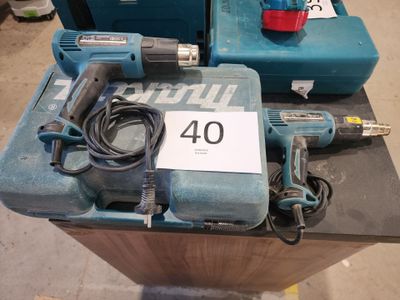 un grand nombre d'outils posés sur une table