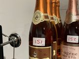 plusieurs bouteilles de vin sont alignées sur un comptoir