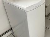 un lave-linge et un sèche-linge dans une petite pièce