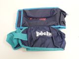 un sac bleu avec une anse bleue et un sac noir avec une anse bleue