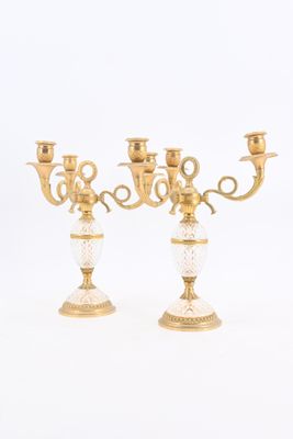 paire de chandeliers anciens en laiton et en verre, sur pied