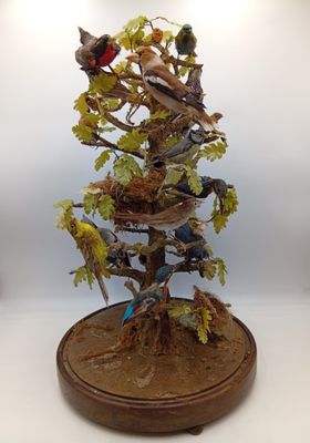 une sculpture représentant un arbre sur lequel sont perchés des oiseaux