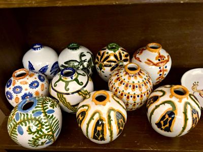 de nombreux vases posés ensemble sur une étagère