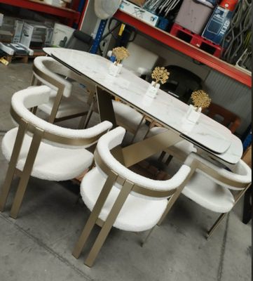 une table blanche entourée de quatre chaises dans une pièce