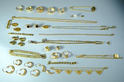 beaucoup de bijoux en or sur une surface blanche