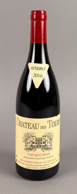 une bouteille de vin posée sur une table