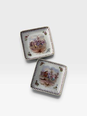 deux assiettes avec l'image d'un homme et d'une femme