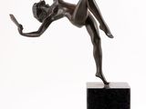 statue en bronze représentant une femme tenant un parapluie, posée sur un bloc de marbre