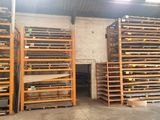 de nombreux rayonnages remplis de bois dans un entrepôt où il y en a beaucoup