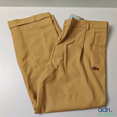 un gros plan sur un pantalon beige posé sur une table
