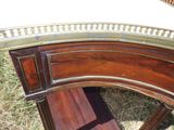 une table en bois sur laquelle est posé un coussin blanc