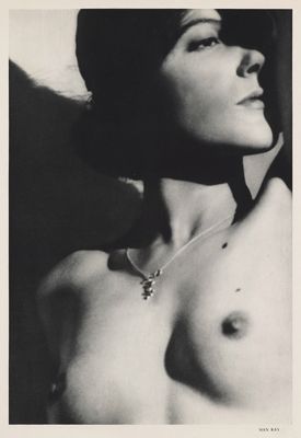 photographie en noir et blanc d'une femme portant un collier autour du cou
