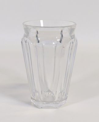 un vase en verre transparent contenant une petite bougie