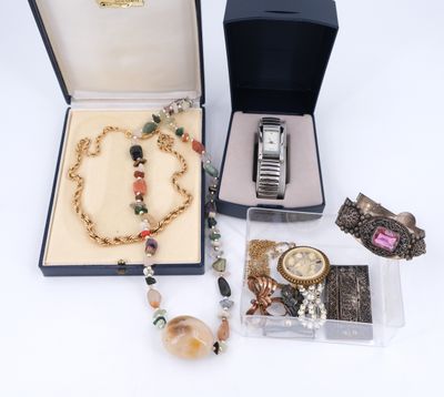 un assortiment de bijoux comprenant une montre, un bracelet et un coffret à bracelet