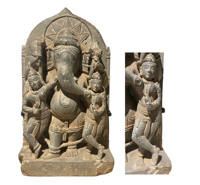 deux statues d'éléphants qui se tiennent l'une à côté de l'autre