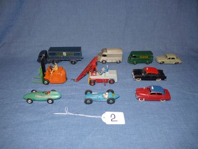 10 miniatures en bon état d’usage sans boîtes (9 DINKY TOYS …