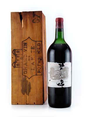 une bouteille de vin posée à côté d'une caisse en bois