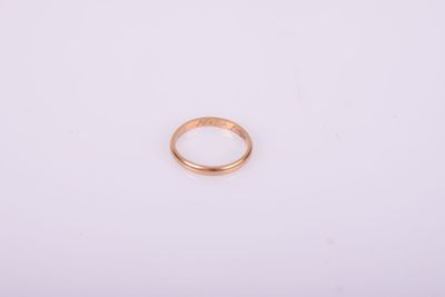 un anneau d'or sur une surface blanche