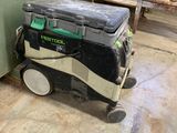 une photo d'une pièce dans laquelle se trouve un aspirateur