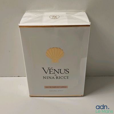 gros plan d'une boîte de parfum sur une table