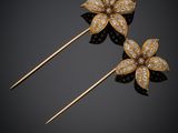 une paire d'épingles à cheveux en forme de fleur, en or et diamants