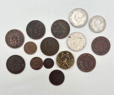 gros plan d'un paquet de pièces de monnaie sur une surface blanche