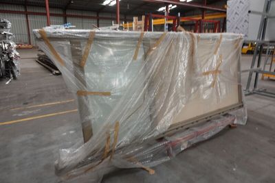 de nombreux cartons empilés sur une palette dans un entrepôt
