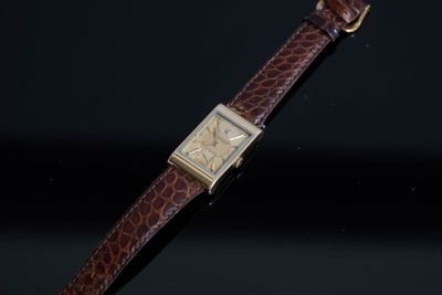 Gros plan sur une montre-bracelet avec un bracelet marron