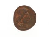 une vieille pièce de monnaie représentant un homme et une femme