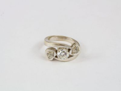 Bague en or gris centrée d'un diamant de taille brillant pes…