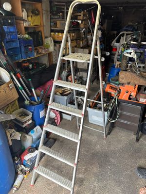 une échelle appuyée contre un mur dans un garage