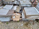 un tas de vieilles fenêtres et de vieilles portes posées par terre