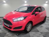 une Ford Fiesta rouge garée sur un sol à damier