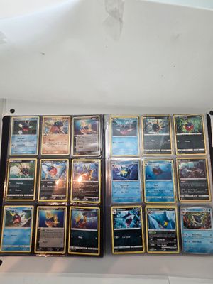 beaucoup de cartes dans la boîte posée sur la table