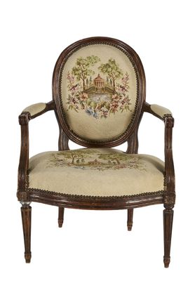 une chaise dont le dossier est orné d'une tapisserie