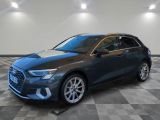 une Audi QX bleue garée dans un showroom au sol en damier