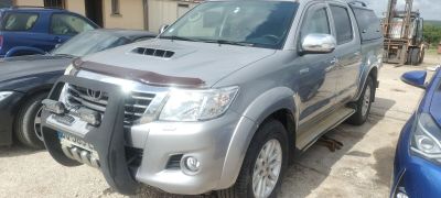 une photo d'un SUV argenté garé sur un parking