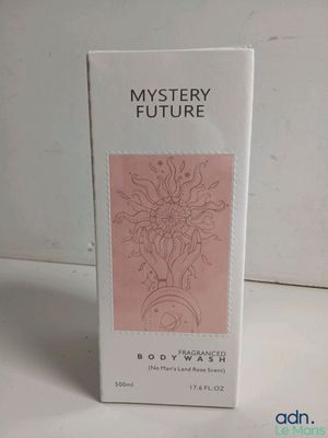 une boîte contenant un futur parfum mystère, posée sur une table