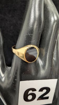 gros plan de la main d'une personne portant une bague