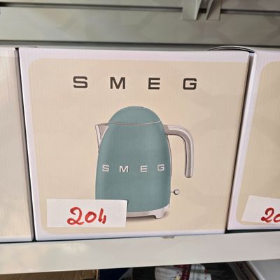 deux boîtes sur lesquelles est posée une bouilloire