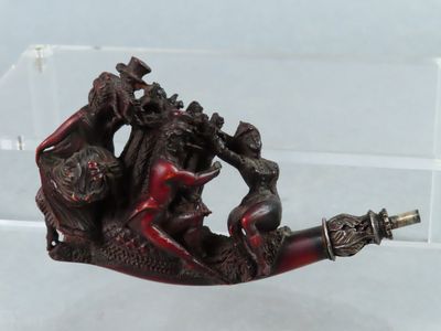 une figurine représentant un homme jouant de la flûte en compagnie d'un chien