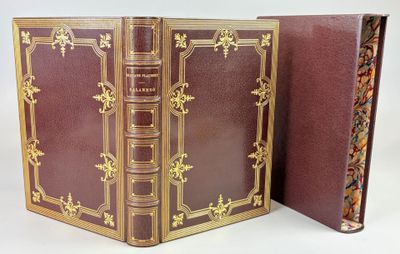 deux livres ouverts sur une surface blanche