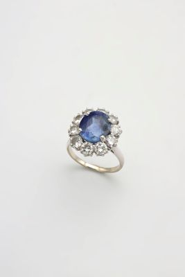 une bague en saphir bleu et diamant