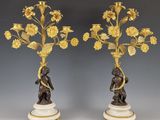 paire de bougeoirs anciens en bronze et marbre, ornés de figures et de fleurs