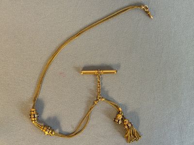 un collier en or orné d'un pompon