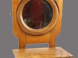 une petite table en bois sur laquelle est posé un miroir